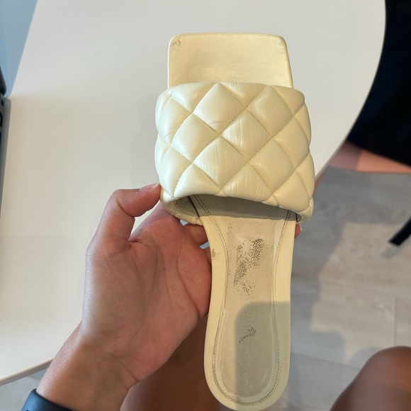 Bottega Veneta Authentic slipper in off white. Retail Price is 1200$ - Picture 7 of 9